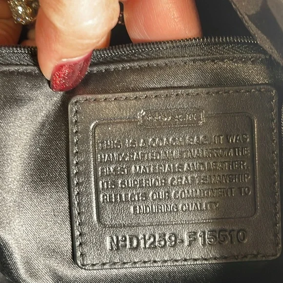 Coach Ashley Signature Carryall bag. - Picture 7 of 8